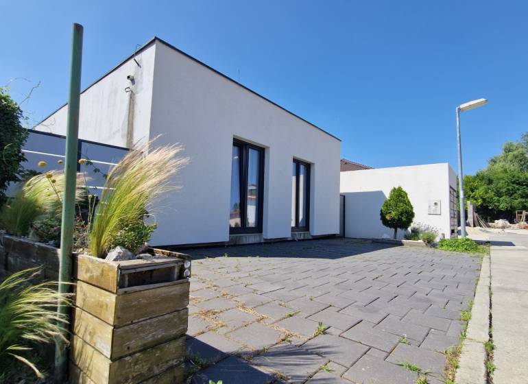 Ein Einfamilienhaus in Galanta in der Galantská Straße mit einer gepflasterten Terrasse und Grünflächen.