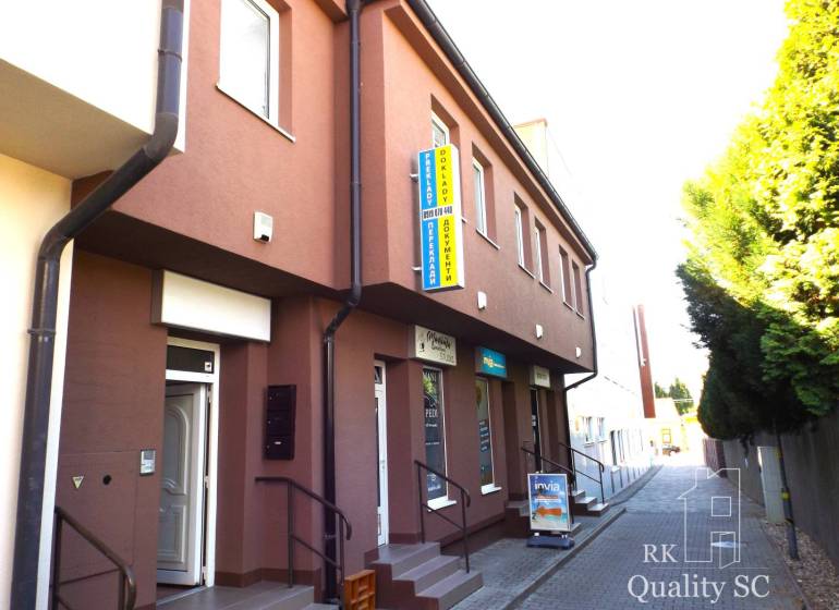 Gebäude in der Mäsiarska-Straße in Senec mit Treppen und Werbetafeln.