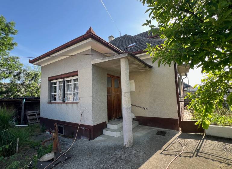 Einfamilienhaus in Drahovce in der Straße Drahovce mit Garten und schmalem Eingangstor.