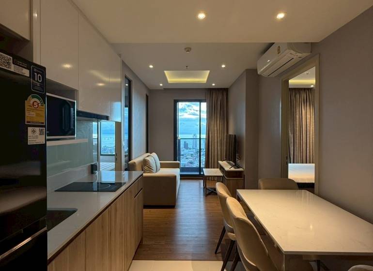 Küche und Esszimmer in einer 3-Zimmer-Wohnung mit Blick vom Balkon.