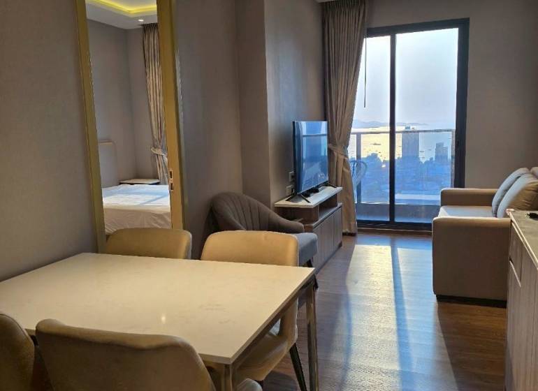 Essbereich in einer 3-Zimmer-Wohnung mit Blick auf das Wohnzimmer und den Balkon.