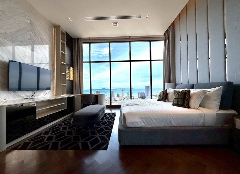 Luxuriöses Schlafzimmer in einer 4-Zimmer-Wohnung mit herrlichem Blick auf Pattaya.