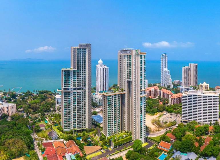 Wohnungsbau in Pattaya, Hochhäuser an der Küste mit Meerblick.