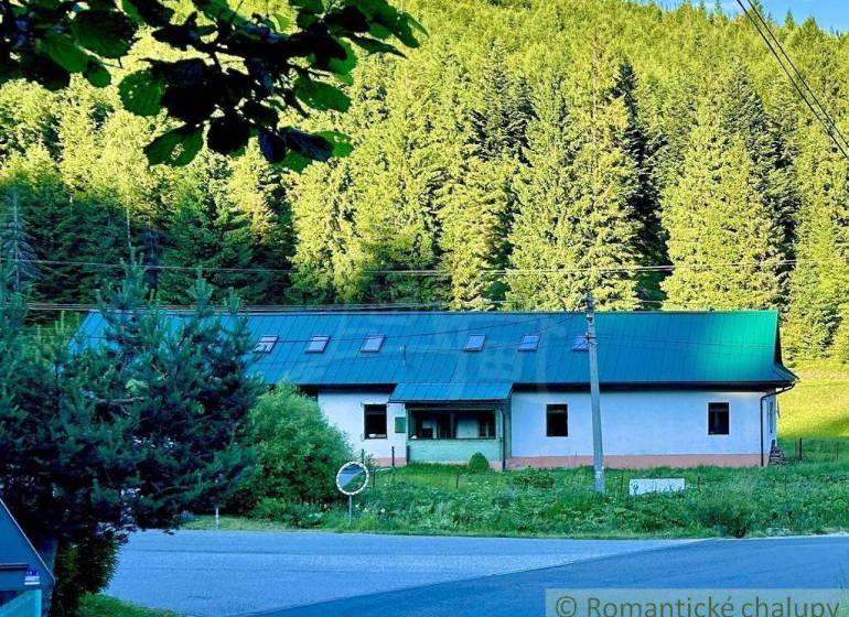 Ein Einfamilienhaus in der Nähe von Spišská Nová Ves, eingebettet in das malerische Grün des Waldes.