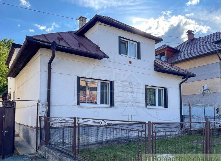 Ein Einfamilienhaus in Sielnica mit weißer Fassade und schrägem Dach.
