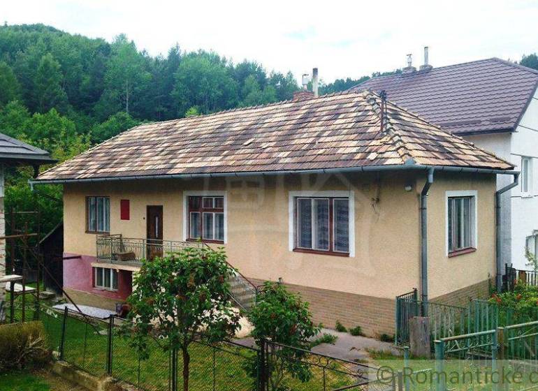 Ein Einfamilienhaus in Fričovce mit einem Schrägdach, einem Garten und einem umliegenden Wald.