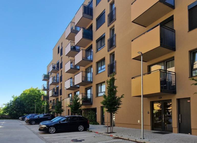 Wohnhaus in der Sadová-Straße in Senica mit Parkplätzen und Balkonen bei den 2-Zimmer-Wohnungen.