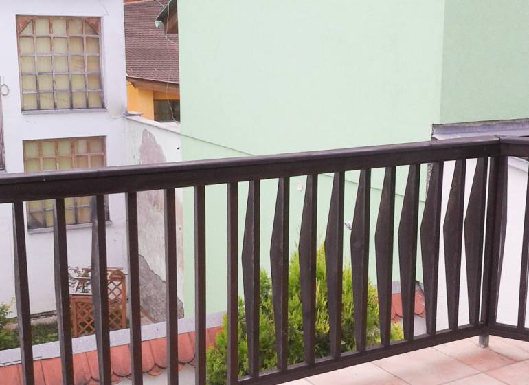 Balkon mit Blick auf Gebäude, 2-Zimmer-Wohnung in der Vrátna-Straße in Košice.