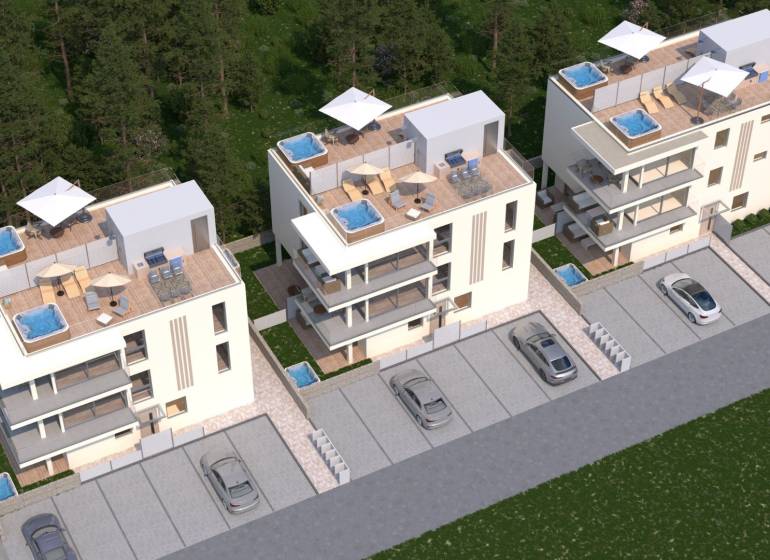 Drei moderne Apartmentgebäude mit Terrassen, Jacuzzi und Parkplätzen, umgeben von Grünflächen.