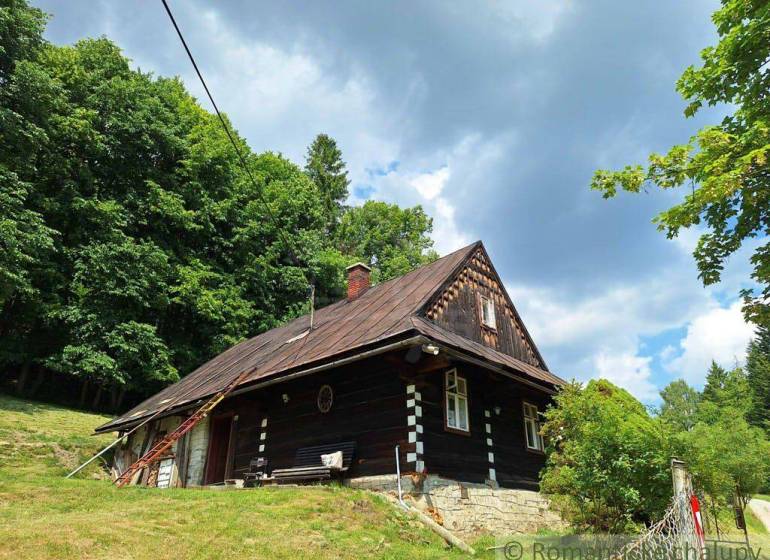 Eine Hütte in Zákopčí, umgeben von Wäldern und schöner Natur unter einem bewölkten Himmel.