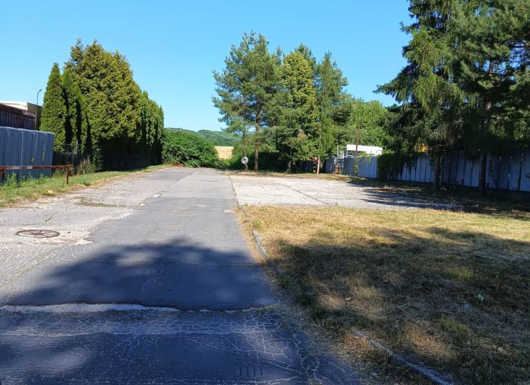 Asphaltstraße umgeben von Bäumen und Grünflächen in Prievidza, geeignet für Grundstücke - Wohnen.