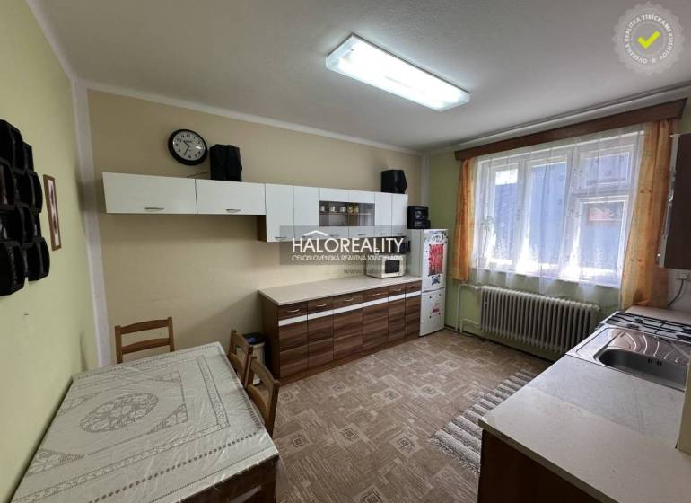 Der Flur in einem Einfamilienhaus mit Holzverkleidung und Eingangstür.