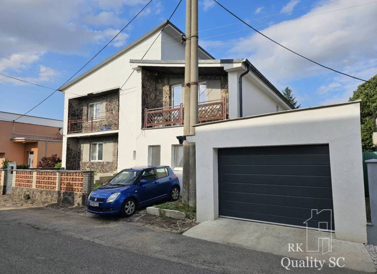 Einfamilienhaus in der Rybničná-Straße im Ort Veľká Mača, mit Parkplätzen und Garage.