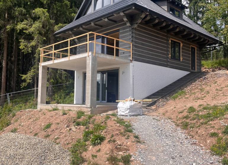 Eine Hütte in Korňa, umgeben von Wald, mit einer Terrasse inmitten der Natur zu verkaufen.