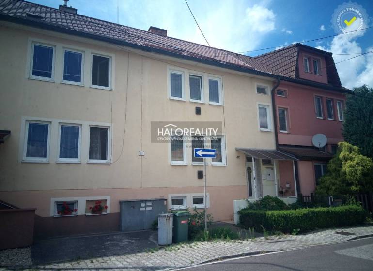 Ein Einfamilienhaus in Nováky mit Garage und Blumendekoration an der Fassade.