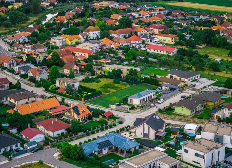 Luftaufnahme von Einfamilienhäusern in der Majerská-Straße in Nová Dedinka, Grundstücke - Wohnen.