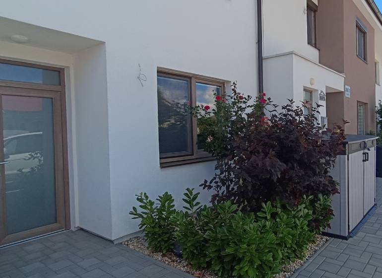 Eingang eines Einfamilienhauses mit Holztür und Garten in der Veterna-Straße in Galanta.