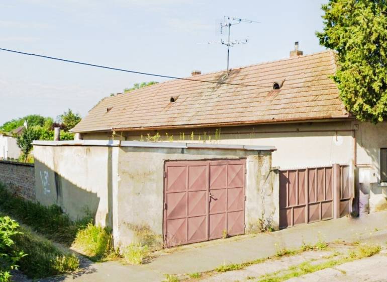 Einfamilienhaus in Reca mit Garage und älterem Dach.