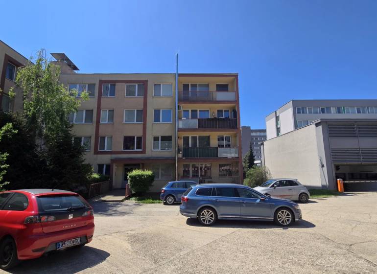Parkplatz vor dem Wohnhaus in der Bárdošova-Straße, Bratislava - Kramáre mit Autos.