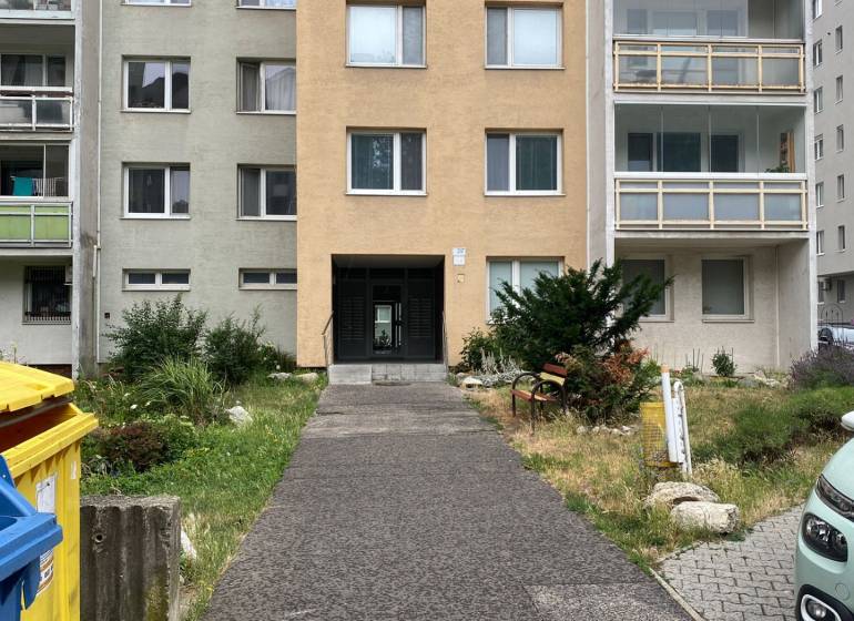 Eingang zum Wohnhaus in der Rozvodná-Straße in Bratislava - Nové Mesto.