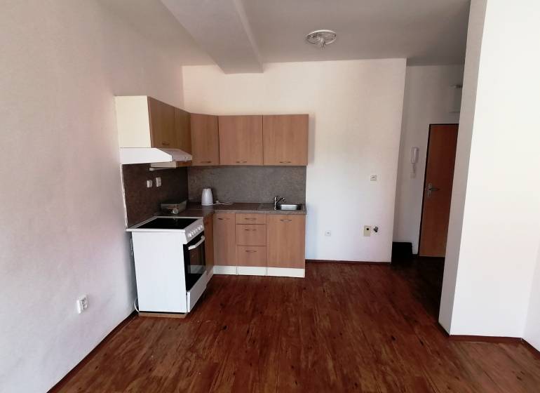Küche mit Küchenzeile und Herd in einer 2-Zimmer-Wohnung.