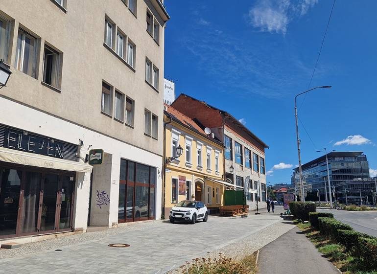 Gewerbeflächen in der Konventná-Straße in Bratislava - Altstadt mit Autos und Fußgängern.