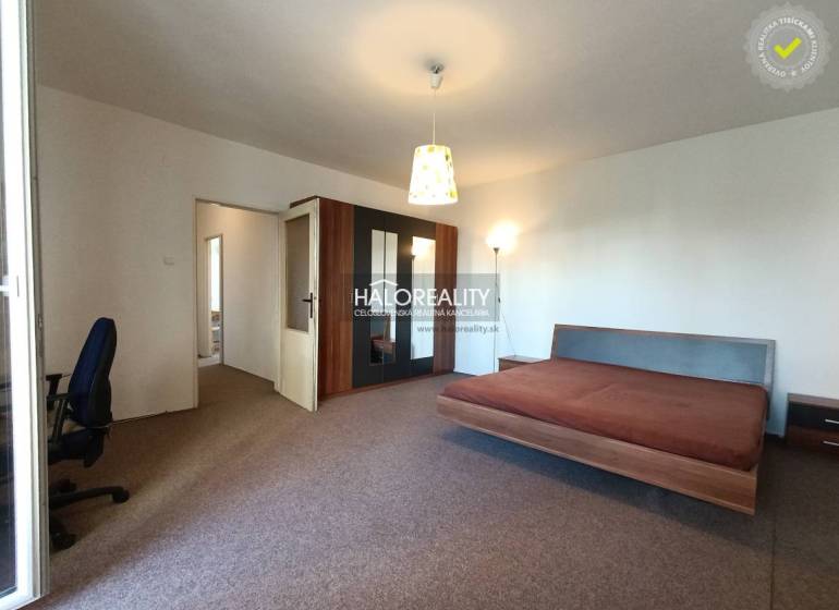 1-Zimmer-Wohnung mit geräumigem Bett und Schrank, Zugang über den Hintereingang.