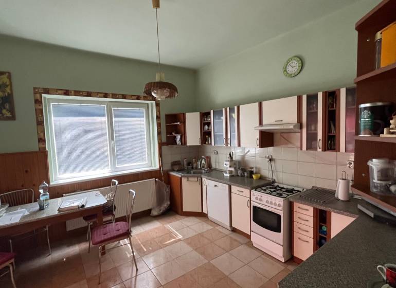 Küche in einem Einfamilienhaus mit Esstisch und Küchenzeile.