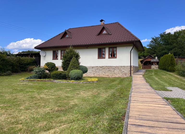 Einfamilienhaus in Vagrinec in der Vagrinecka-Straße mit gepflegtem Garten und Gehweg.