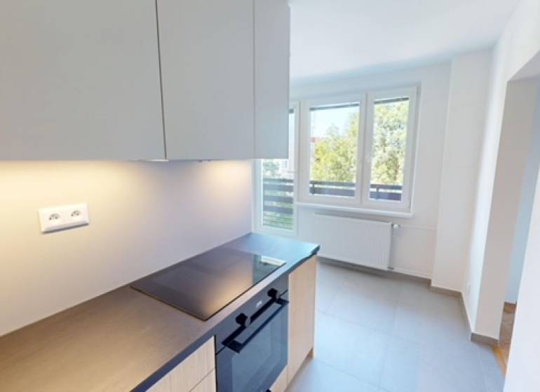 Küche in einer 2-Zimmer-Wohnung mit Aussicht, helle Wände und Fenster.