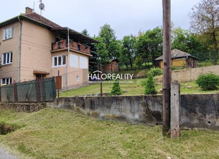 Ein Einfamilienhaus in České Brezové mit Garten und schöner Natur im Hintergrund.