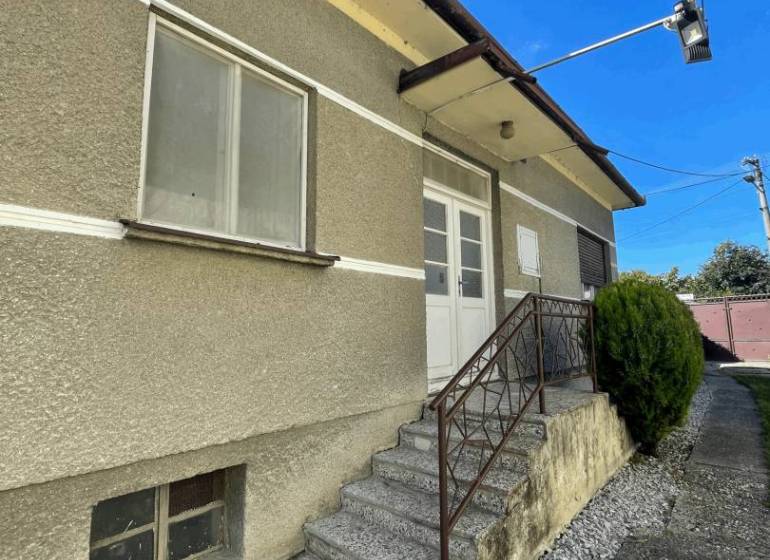 Ein Einfamilienhaus in Veľké Blahovo mit einer Eingangstreppe und einem seitlichen Gehweg.