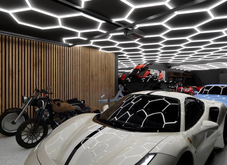 Geschäftsräume mit Autos, Motorrädern und einzigartiger Deckenbeleuchtung in der Garage.