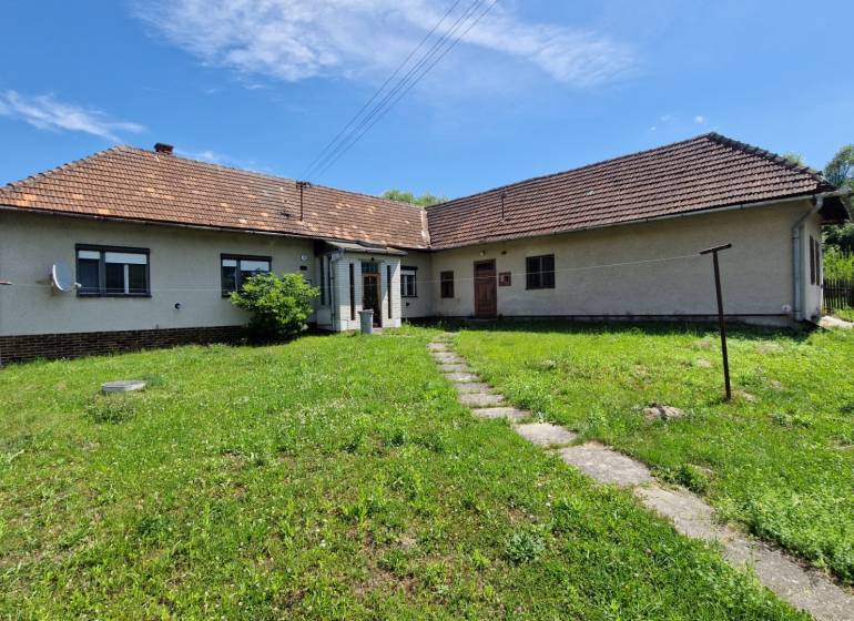 Ein Einfamilienhaus in Mníšek nad Hnilcom mit einem weitläufigen Garten und einer Satellitenschüssel.