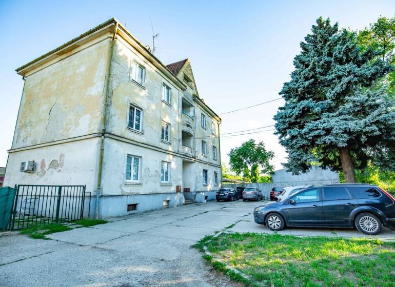 Außenansicht des Wohnhauses in der Nobelova-Straße in Trnava mit Parkplatz für eine 3-Zimmer-Wohnung.