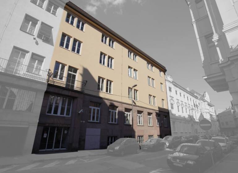 Das Gebäude in der Gunduličova-Straße in Bratislava - Altstadt, umgeben von Autos in einer Reihenbebauung.