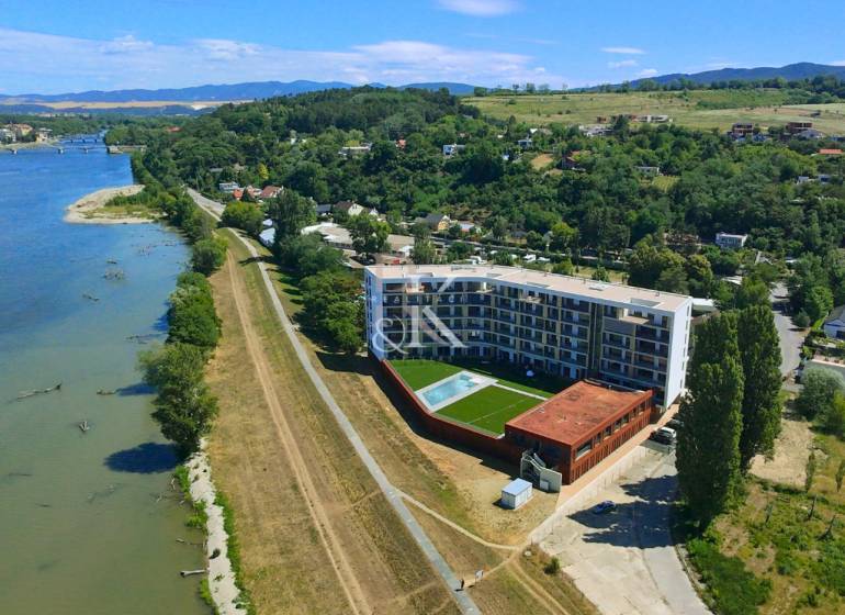 Luftaufnahme einer 3-Zimmer-Wohnung am Fluss in der Stadt Banka.