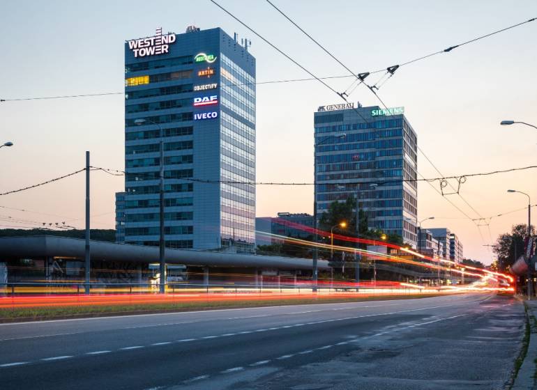 Abendlicher Blick auf die Bürogebäude in Bratislava - Karlova Ves an der Dúbravská cesta.