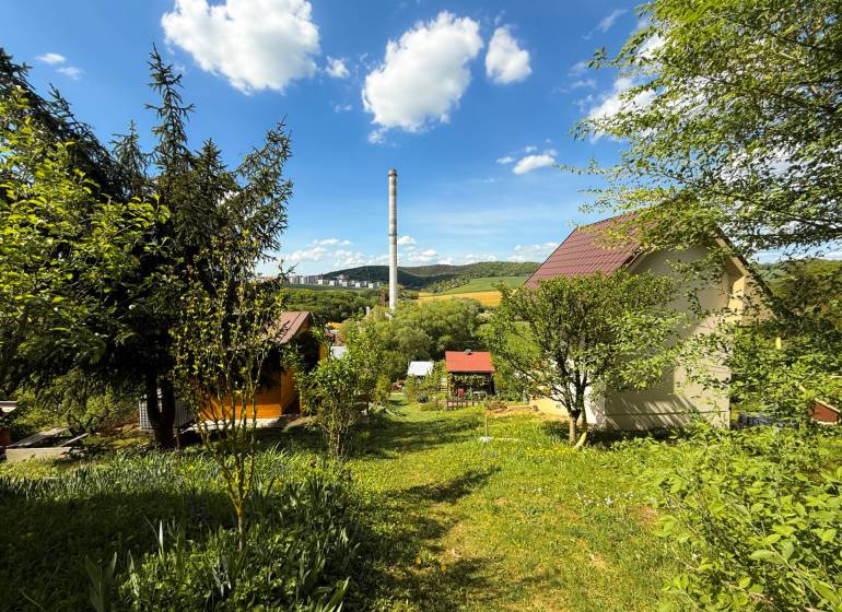 Gärten in Trenčín mit Blick auf den Schornstein, den Himmel und überall umgeben von Grün.