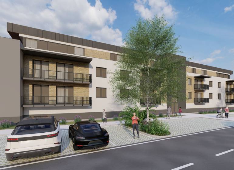 Wohnungsbau in Kriváň mit Autos und Menschen auf der Straße vor dem Wohngebäude.