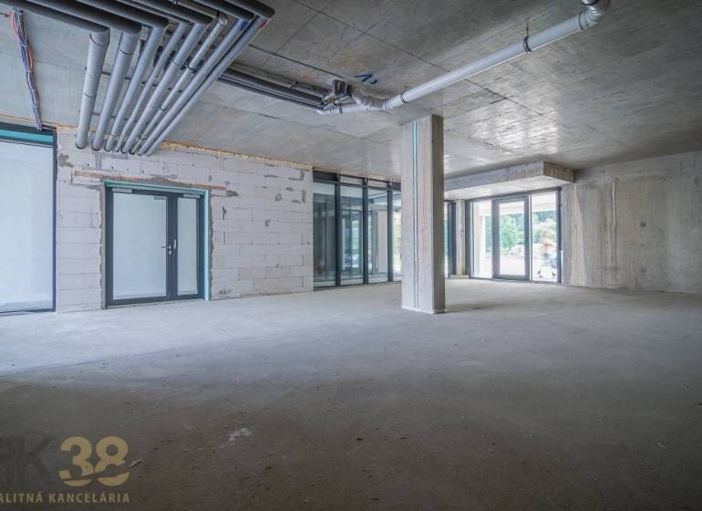Gewerbeflächen mit großen verglasten Fassaden und Betonelementen in Svit.