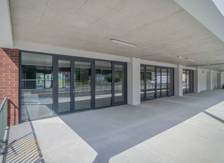 Gewerbeflächen in der Stadt Svit mit verglastem Eingang und Betondecke.