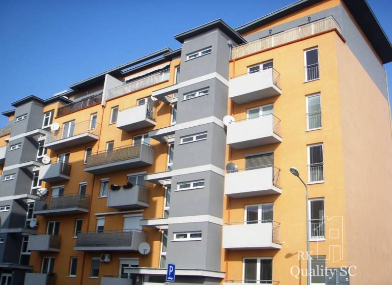Ein Niedrigenergiegebäude in der Pezinska-Straße in Senec, das moderne Einzimmerwohnungen anbietet.