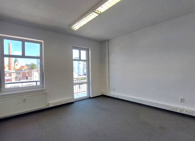 Geräumige Büros mit Fenster und Balkon, die einen Blick auf die Stadt bieten.