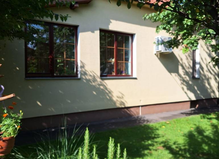 Ein Einfamilienhaus in der Šalská-Straße in Šaľa, umgeben von Grün und Bäumen.