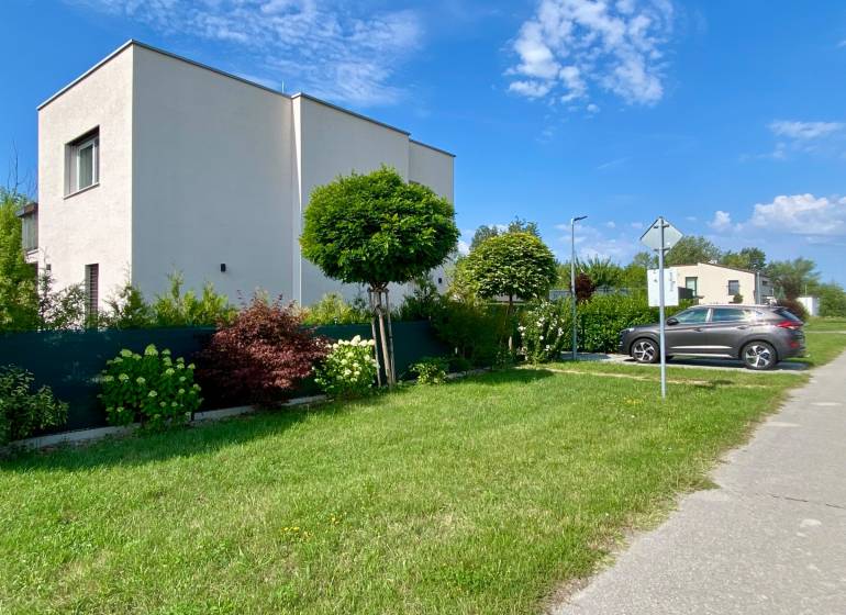 Einfamilienhaus in Vojka nad Dunajom mit angrenzendem Garten und Parkplatz auf dem Grundstück.