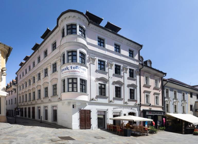 Gebäude und Restaurants in der Michalská-Straße in Bratislava - Altstadt.