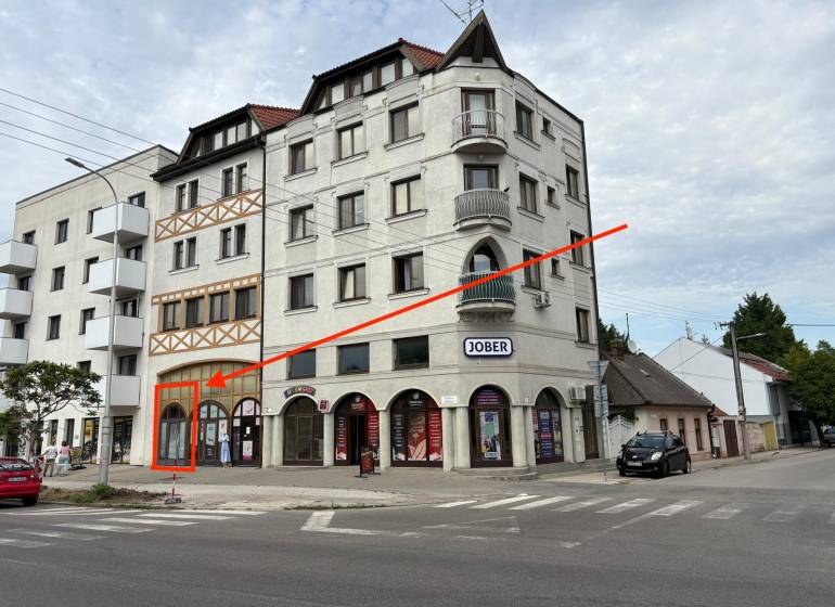 Das Gebäude in der Petöfi-Straße in Komárno mit Geschäftsräumen im Erdgeschoss.