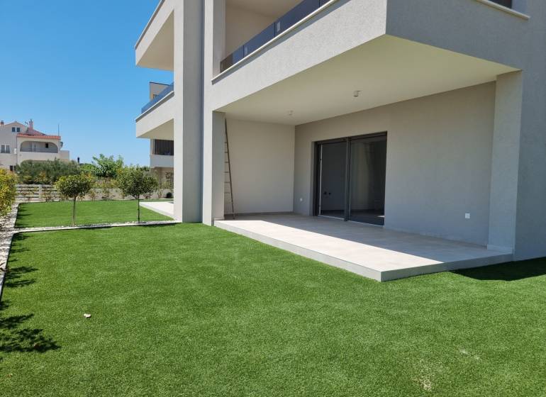 Exterieur einer 3-Zimmer-Wohnung in Vodice mit Rasen und Terrasse in kroatischer Szenerie.
