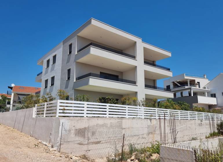 Das Äußere einer 4-Zimmer-Wohnung in der Stadt Vodice zeigt ein modernes neues Gebäude.